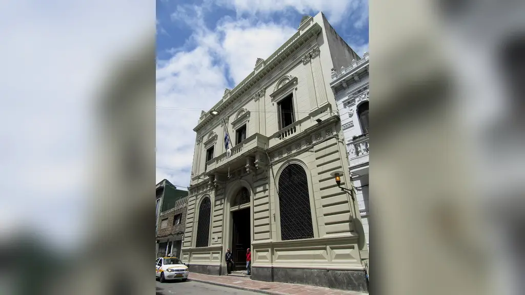 Fachada de la Dirección Nacional de Loterías y Quinielas, en la calle Cerrito, Montevideo. Foto: Felipe Restrepo Acosta / Wikimedia Commons (CC BY-SA 4.0) (archivo)