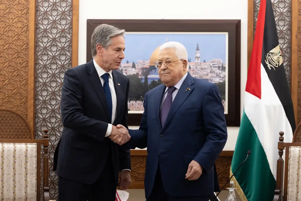 Mahmoud Abbas recibe a un jefe de la diplomacia estadounidense en la Muqata, la sede presidencial en Ramala (archivo). Foto: Departamento de Estado de EE.UU. / Wikimedia Commons (dominio público) (archivo)