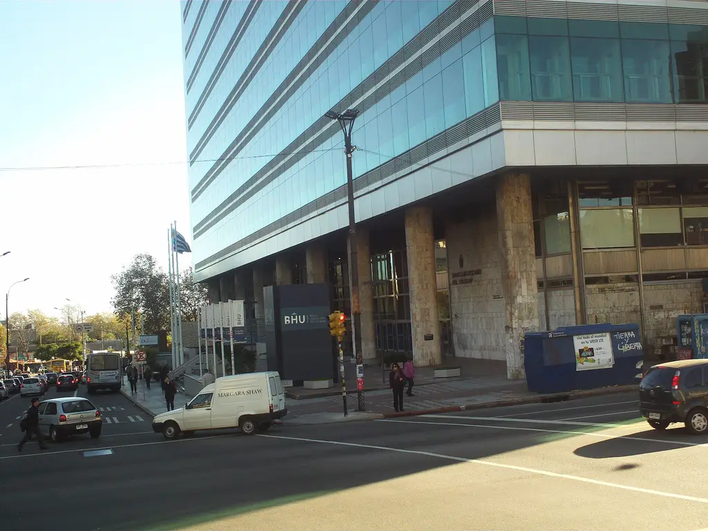 Sede del Banco Hipotecario del Uruguay en Montevideo. Foto: Ypsilon from Finland / Wikimedia Commons (CC0) (archivo)