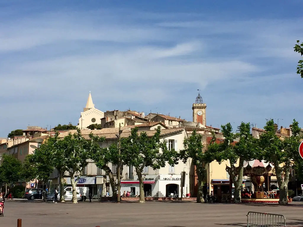 Vista del centro de Aubagne, en el sureste de Francia, con el campanario de la ciudad al fondo. Foto: Ludo33 / Wikimedia Commons (CC BY-SA 4.0) (archivo)