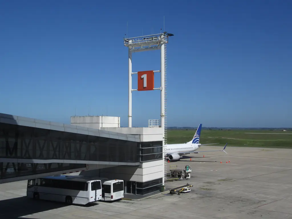 Muelle de embarque del Aeropuerto Internacional de Carrasco. El llamado de Aduanas prevé destinos en Montevideo y Canelones, incluido Carrasco. Foto: Felipe Restrepo Acosta / Wikimedia Commons