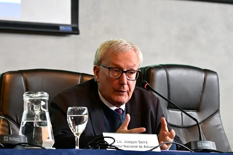 Joaquín Serra habla en una mesa, con el cartel de director nacional de Aduanas. Foto: El País