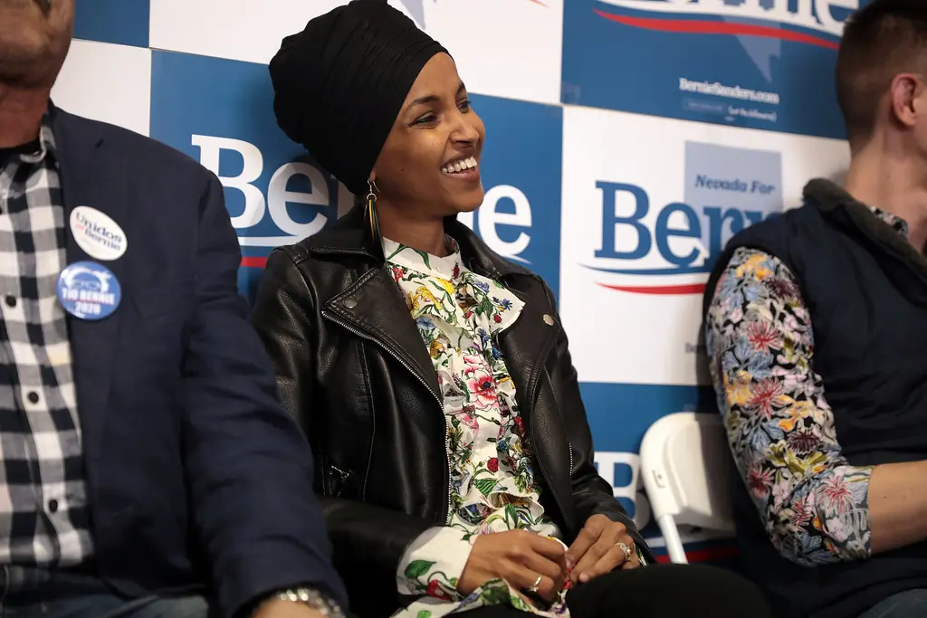 La congresista demócrata Ilhan Omar sonríe sentada durante un acto de campaña. Foto: Gage Skidmore / Wikimedia Commons (CC BY-SA 2.0) (archivo)