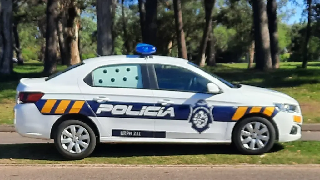 Patrullero de la Policía uruguaya estacionado junto a un parque, imagen ilustrativa. Foto: Stef512lol / Wikimedia Commons (CC BY-SA 4.0) (archivo)