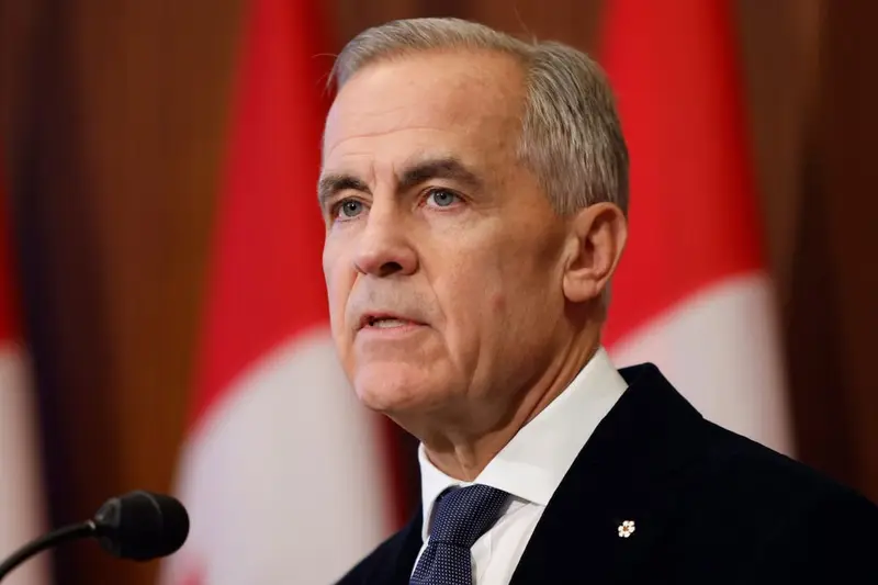 Mark Carney habla ante banderas de Canadá. Foto: La Nación