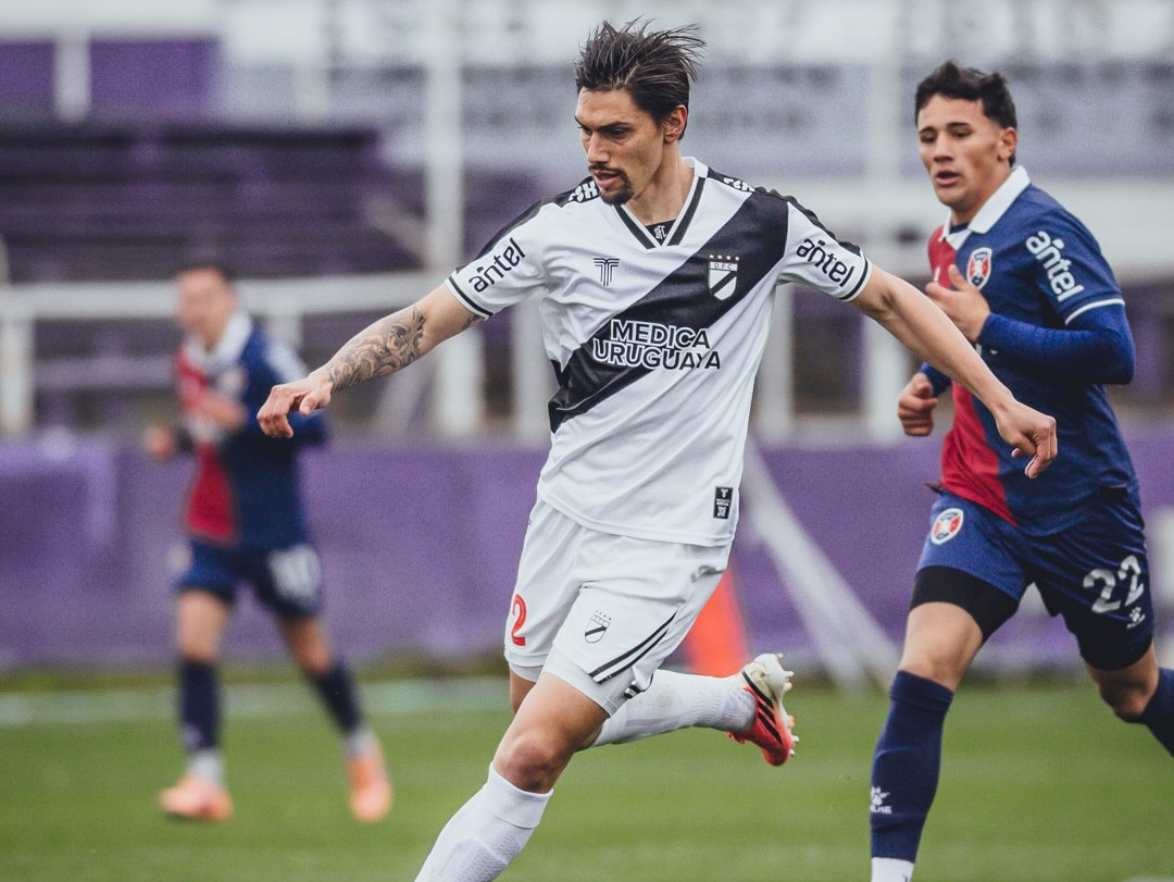 Escena del partido entre Albion y Danubio en el Estadio Luis Franzini. Foto: El Observador
