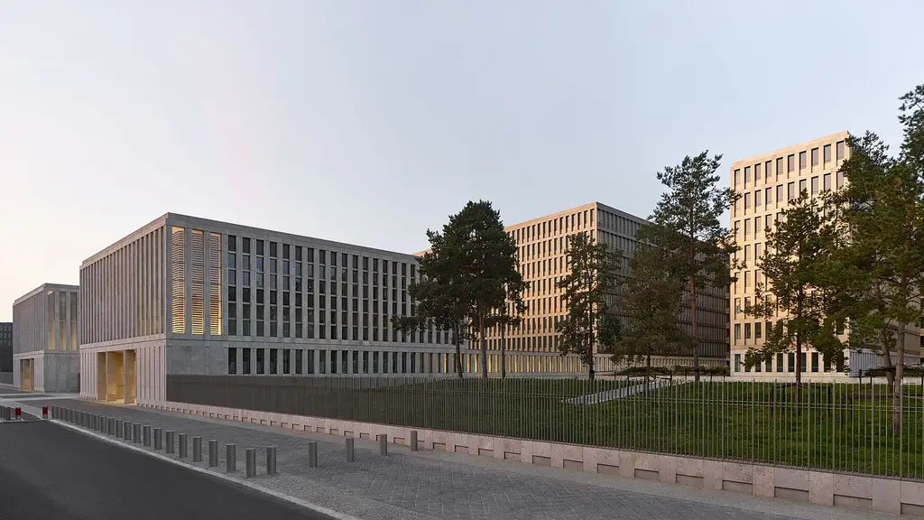 Edificios de la sede central del Servicio Federal de Inteligencia (BND) en Berlín, rodeados de un enrejado y árboles. Foto: Stefan Müller para Jan Kleihues / Wikimedia Commons (CC BY-SA 4.0) (archivo)