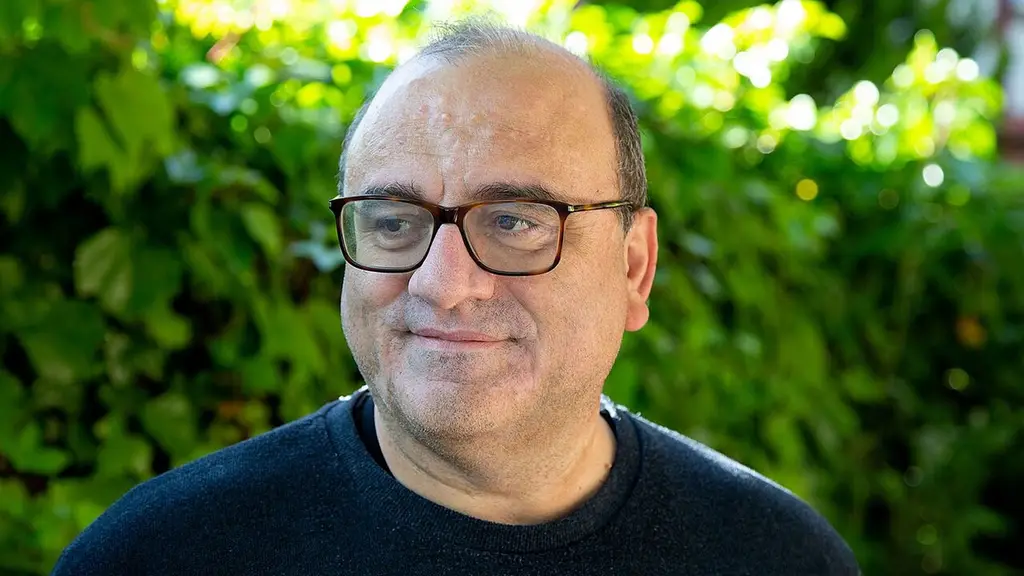 Retrato del investigador español Antonio Turiel, con lentes y suéter oscuro, frente a un fondo de follaje. Foto: Dani Blanco (Argia.eus) / Wikimedia Commons (CC BY-SA 4.0) (archivo)