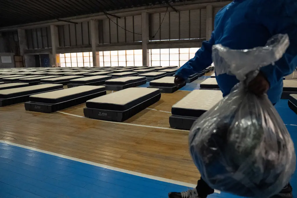 Colchones del SINAE en el polideportivo de la Escuela de Policía, centro de evacuación por frío extremo. Foto: Presidencia