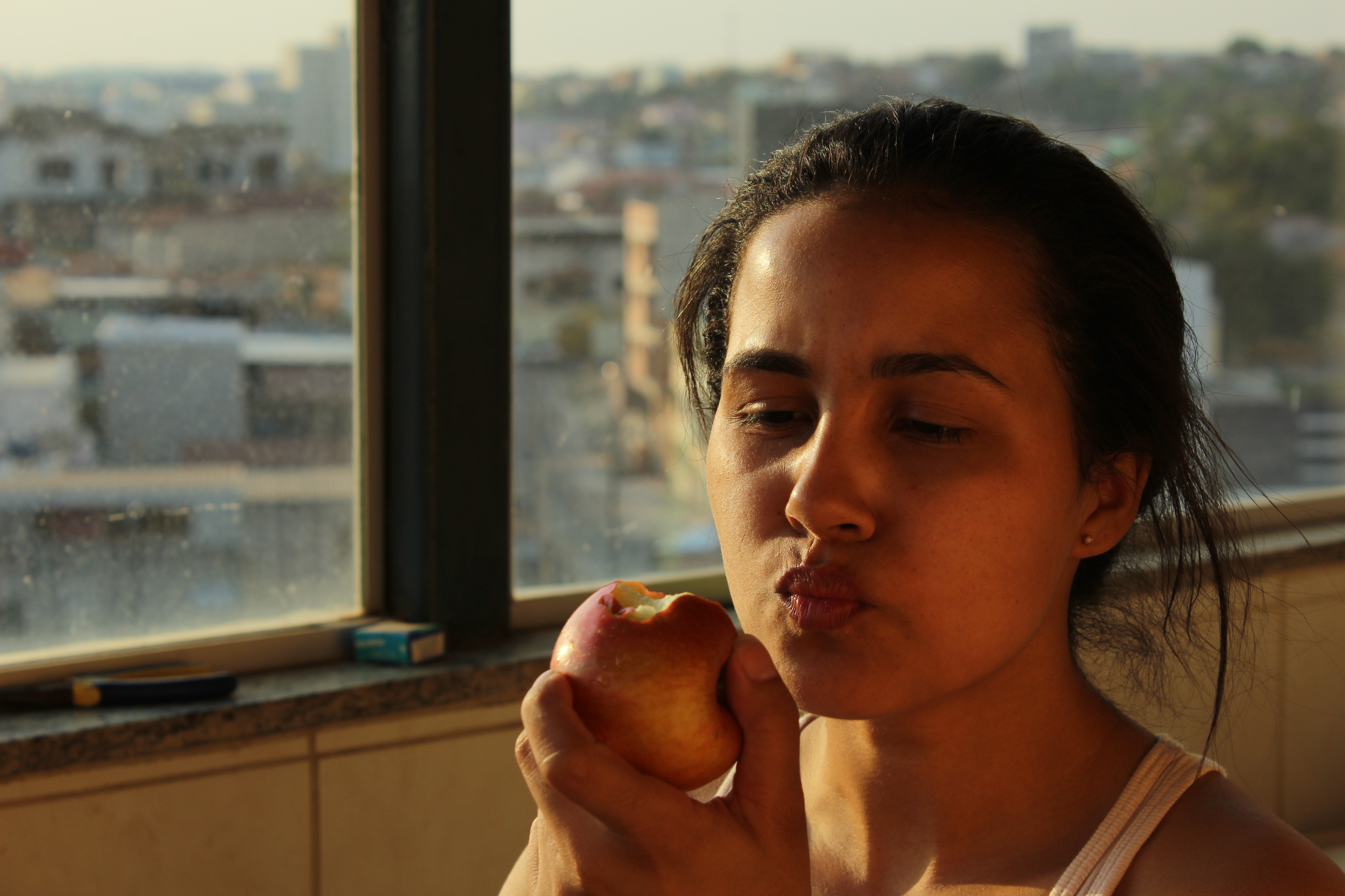 Corredor estirándose antes de una carrera con alimentos saludables en el fondo. Foto: El País