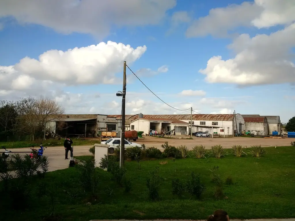 Vista de una calle de José Pedro Varela, en Lavalleja, con galpones y un predio de servicios al fondo. Foto: Mx. Granger / Wikimedia Commons (CC0) (archivo)