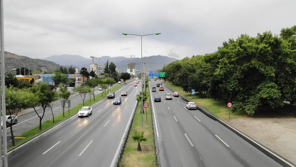 Avenida Kennedy, en Las Condes, con la cordillera de los Andes al fondo en un día de lluvia. Foto: Manuel Cañón P. / Wikimedia Commons (CC BY-SA 3.0) (archivo)