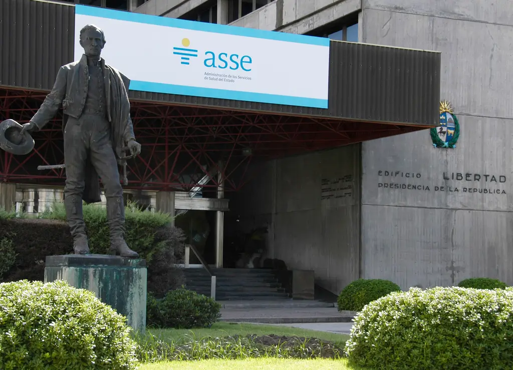 Fachada del Edificio Libertad con el cartel de ASSE, sede del prestador estatal de salud. Foto: Andrés Franchi Ugart / Wikimedia Commons (CC BY-SA 3.0) (archivo)