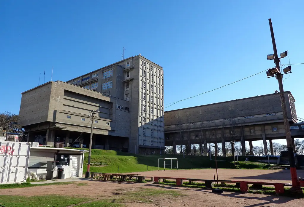 Edificio de la Facultad de Ingeniería de la Universidad de la República, en el Parque Rodó de Montevideo. Foto: Monte San Savino / Wikimedia Commons (CC BY-SA 3.0) (archivo)