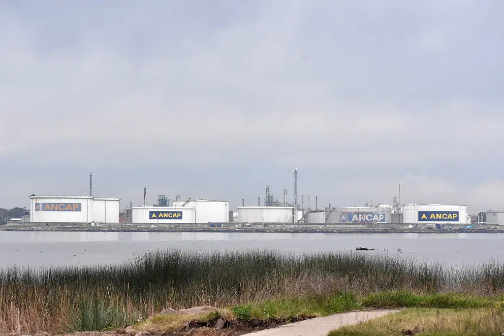 Tanques de almacenamiento de ANCAP en la zona de la refinería, vistos desde el agua. Foto: Intendencia de Montevideo / Wikimedia Commons (CC BY-SA 4.0) (archivo)