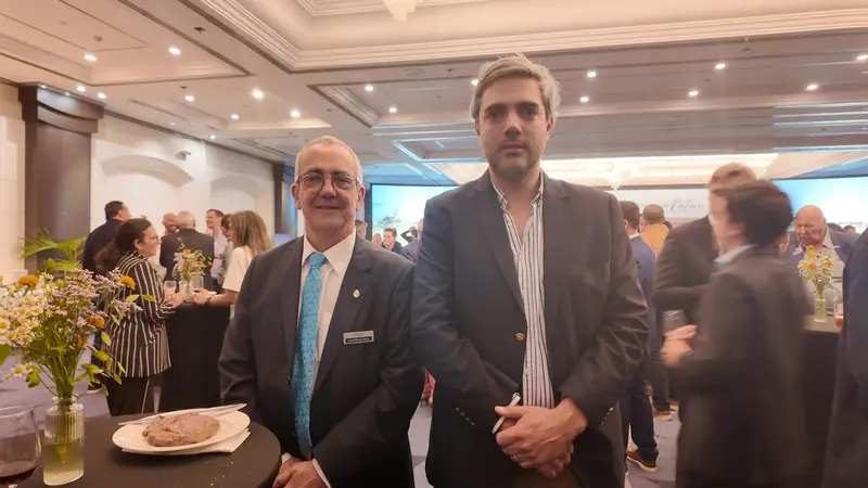 Dos participantes en la feria donde Angus Uruguay presenta su certificación. Foto: El País
