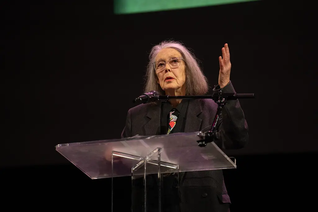 Anne Carson lee en el atril durante una lectura de finalistas de los National Book Awards en Nueva York. Foto: Jay Dixit / Wikimedia Commons (CC BY-SA 4.0) (archivo)