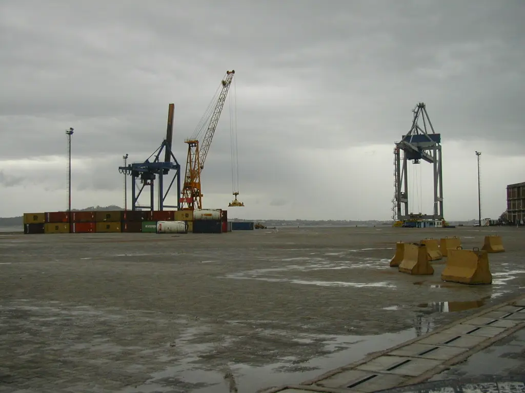 Contenedores y grúas en la terminal del puerto de Montevideo. Foto: Claudio Elias / Wikimedia Commons (dominio público) (archivo)