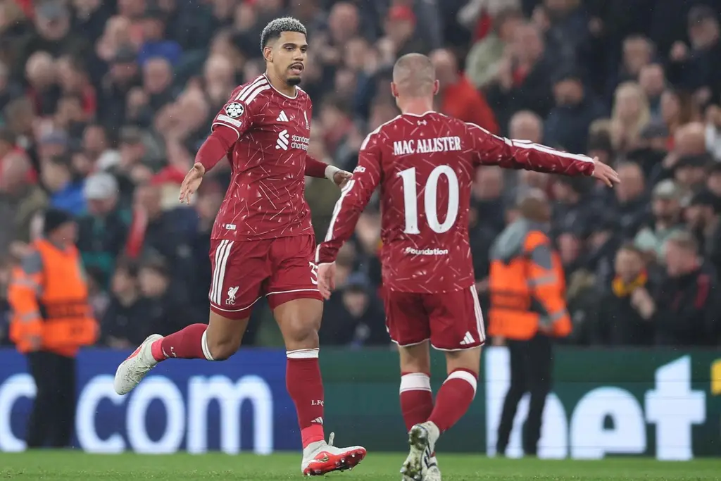Ronald Araujo festeja el empate de Liverpool ante Villarreal. Foto: El País