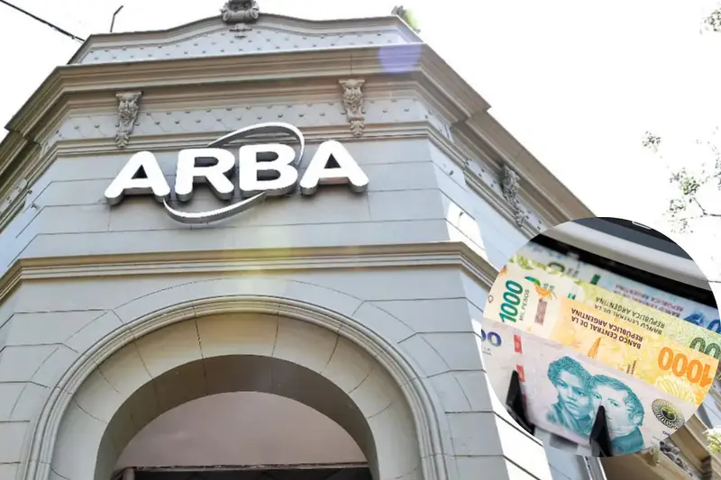 La fachada de la sede de ARBA, con un recuadro de billetes. Foto: La Nación