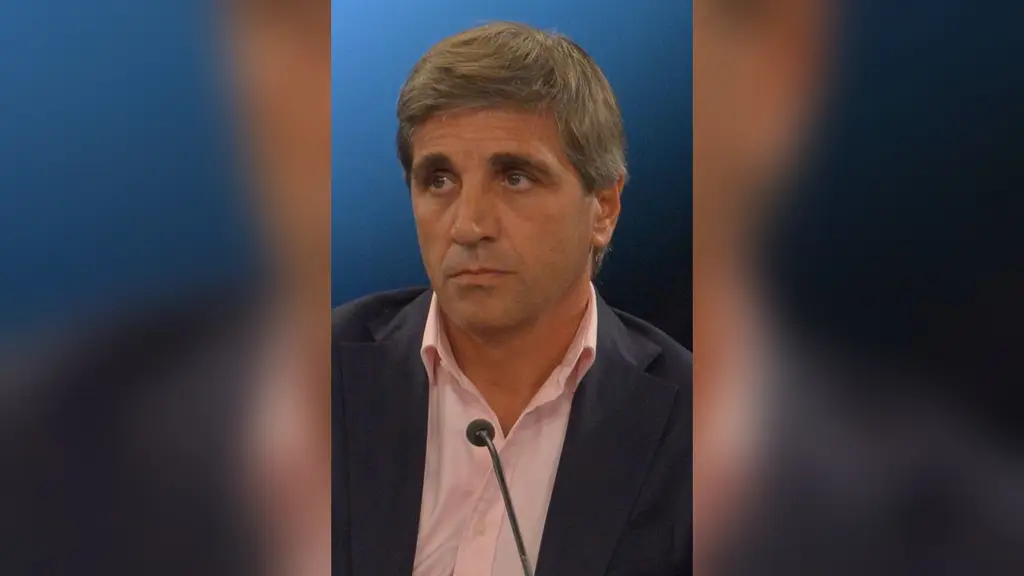 El ministro de Economía de Argentina, Luis Caputo, durante una conferencia de prensa. Foto: Casa Rosada / Wikimedia Commons (CC BY 2.5 AR) (archivo)
