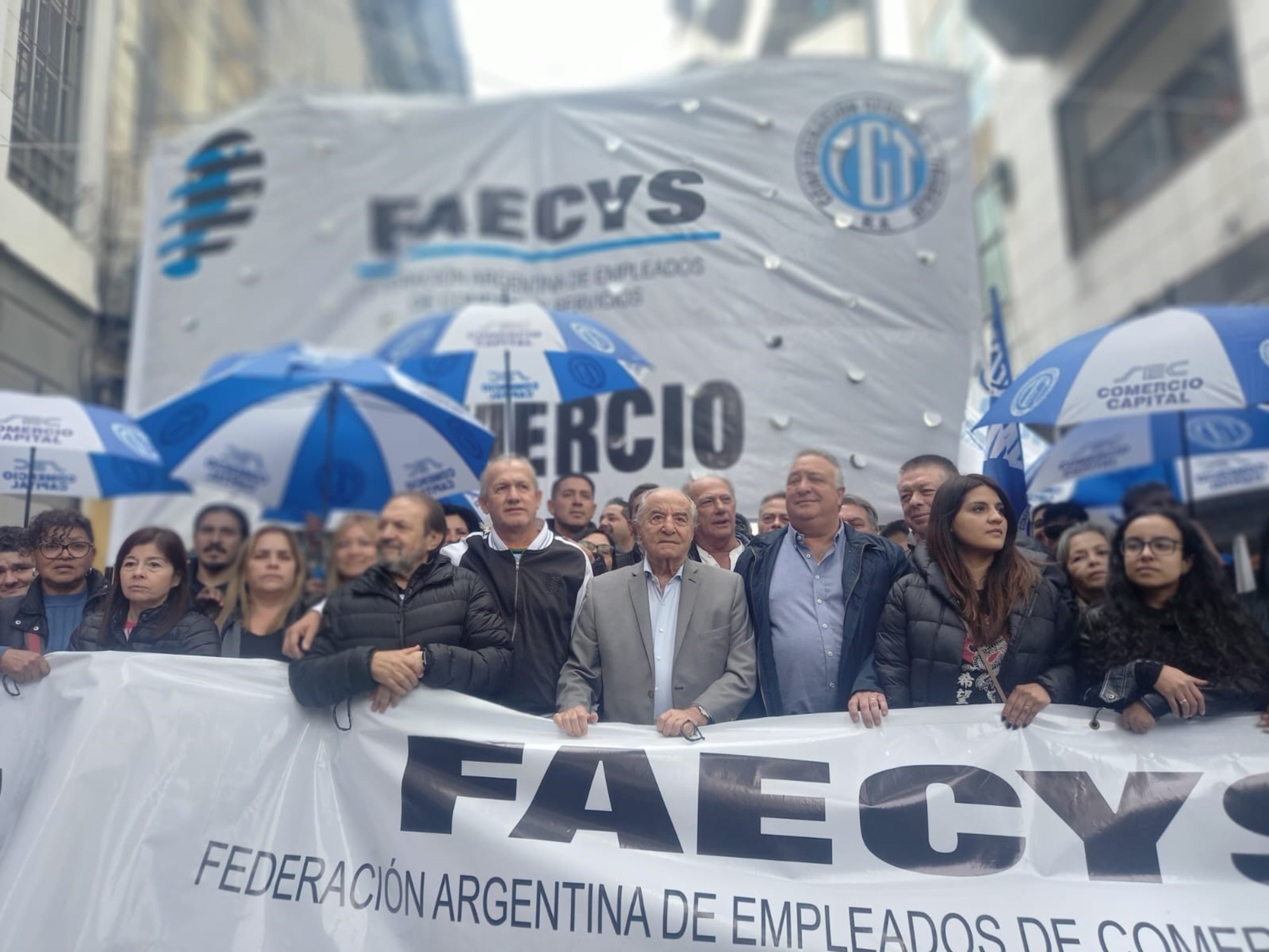 Comercio acordó un aumento trimestral de 5,7% y un bono de $50.000 en Argentina. Foto: Clarín