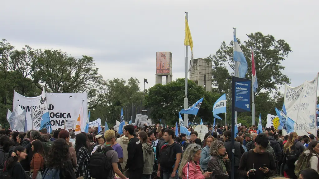 Manifestantes con banderas y pancartas en una marcha federal universitaria en la Ciudad Universitaria de Córdoba, Argentina. Foto: Jmmuguerza / Wikimedia Commons (CC BY 4.0) (archivo)