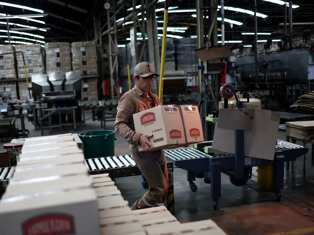 Un operario en una planta industrial. Foto: Clarín