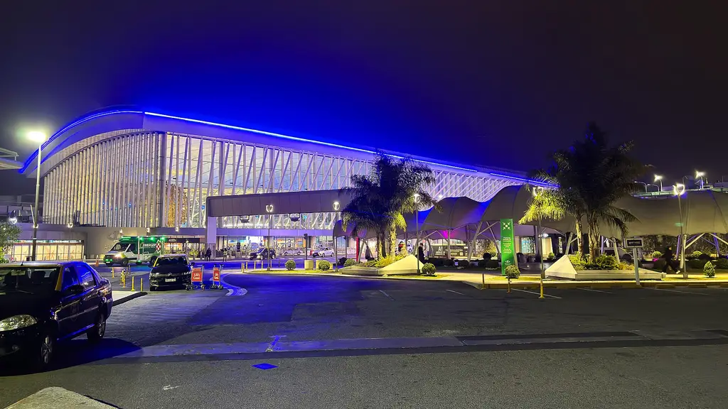 Vista nocturna de la terminal del aeropuerto internacional de Ezeiza, en la provincia de Buenos Aires, en agosto de 2025 (archivo). Foto: Robert Motecinos Holda / Wikimedia Commons (CC BY-SA 4.0)