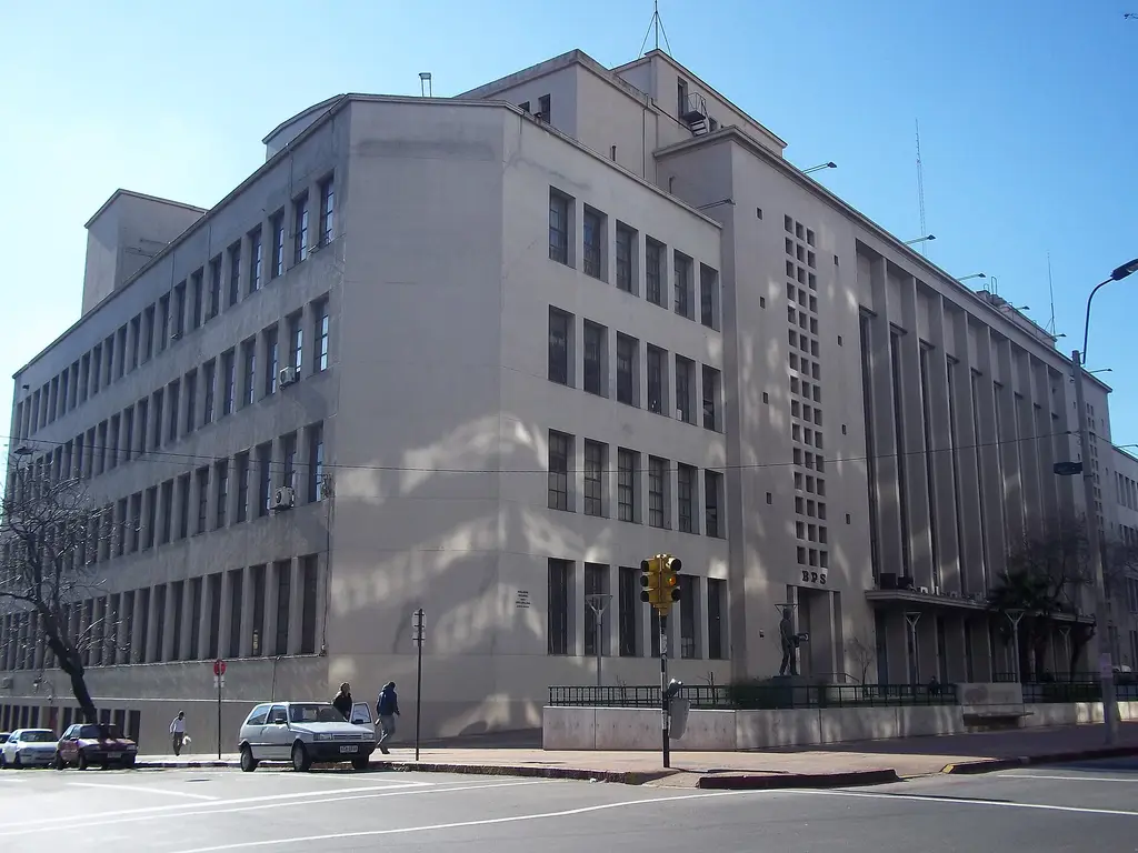 Edificio central del Banco de Previsión Social en Montevideo, en una esquina con semáforo y peatones. Foto: Andrea Mazza / Wikimedia Commons (CC BY-SA 3.0) (archivo)