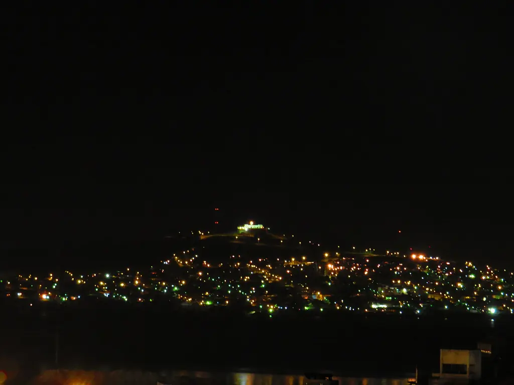 Vista nocturna del Cerro de Montevideo con las luces del barrio y la fortaleza iluminada en la cima. Foto: Nonardis / Wikimedia Commons (CC BY-SA 3.0) (archivo)