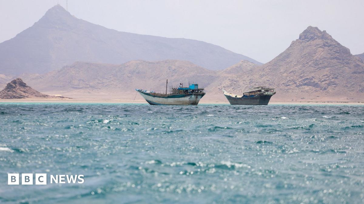 Un petrolero en llamas en el Mar Rojo tras un ataque. Foto: BBC
