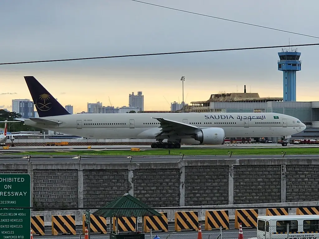 Un Boeing 777 de Saudia, la aerolínea de bandera saudita, en pista. Foto: LMP 2001 / Wikimedia Commons (CC BY-SA 4.0) (archivo)