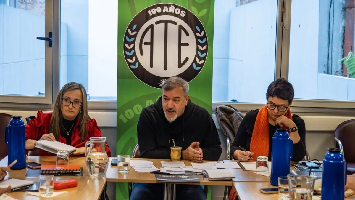 Protesta nacional en Argentina con trabajadores sosteniendo pancartas y banderas en defensa de sus derechos. Foto: Ámbito