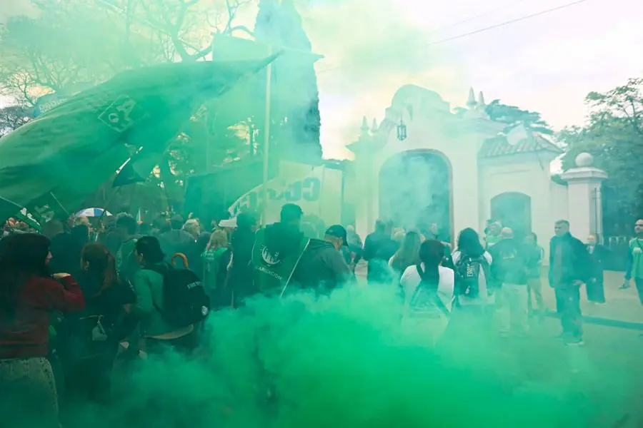Humo verde y banderas de ATE frente al portón de la Quinta de Olivos. Foto: La Nación