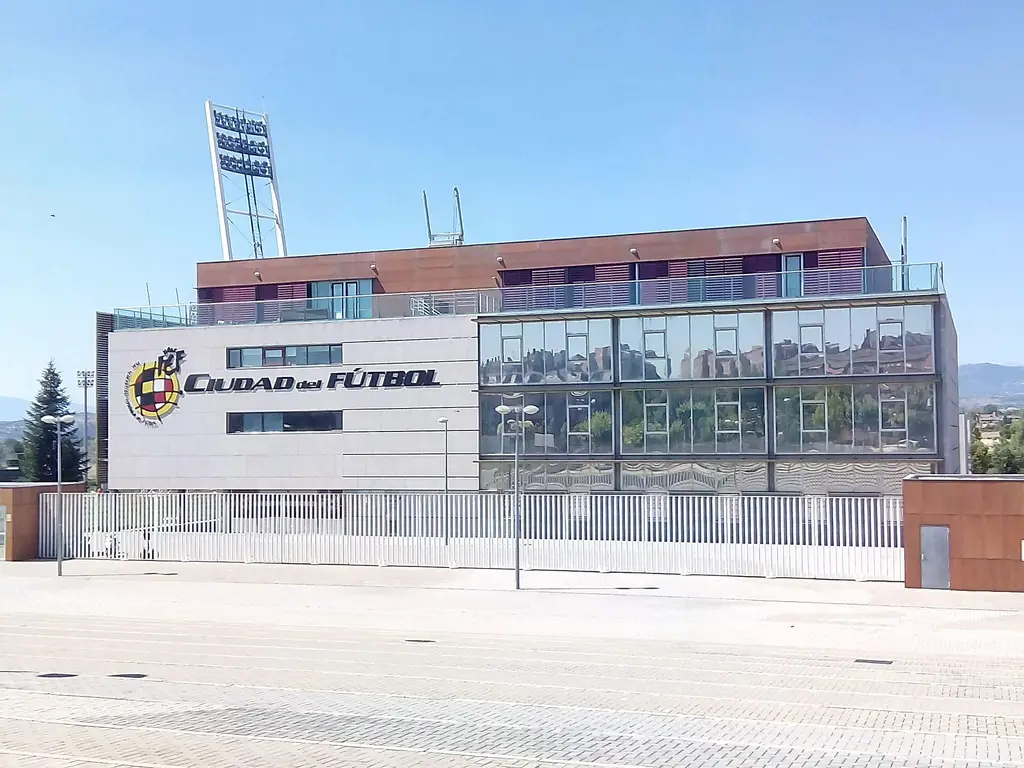 Edificio de la Ciudad del Fútbol de Las Rozas, sede de la Real Federación Española de Fútbol, en las afueras de Madrid. Foto: Titolulu / Wikimedia Commons (CC BY-SA 4.0) (archivo)