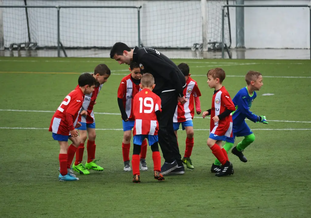 Jugadores de fútbol disputando una pelota. Foto: Unsplash