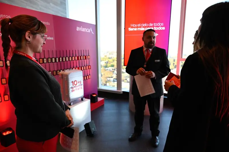 Personal de Avianca presenta una valija de 10 kilos en un encuentro en Montevideo. Foto: El País