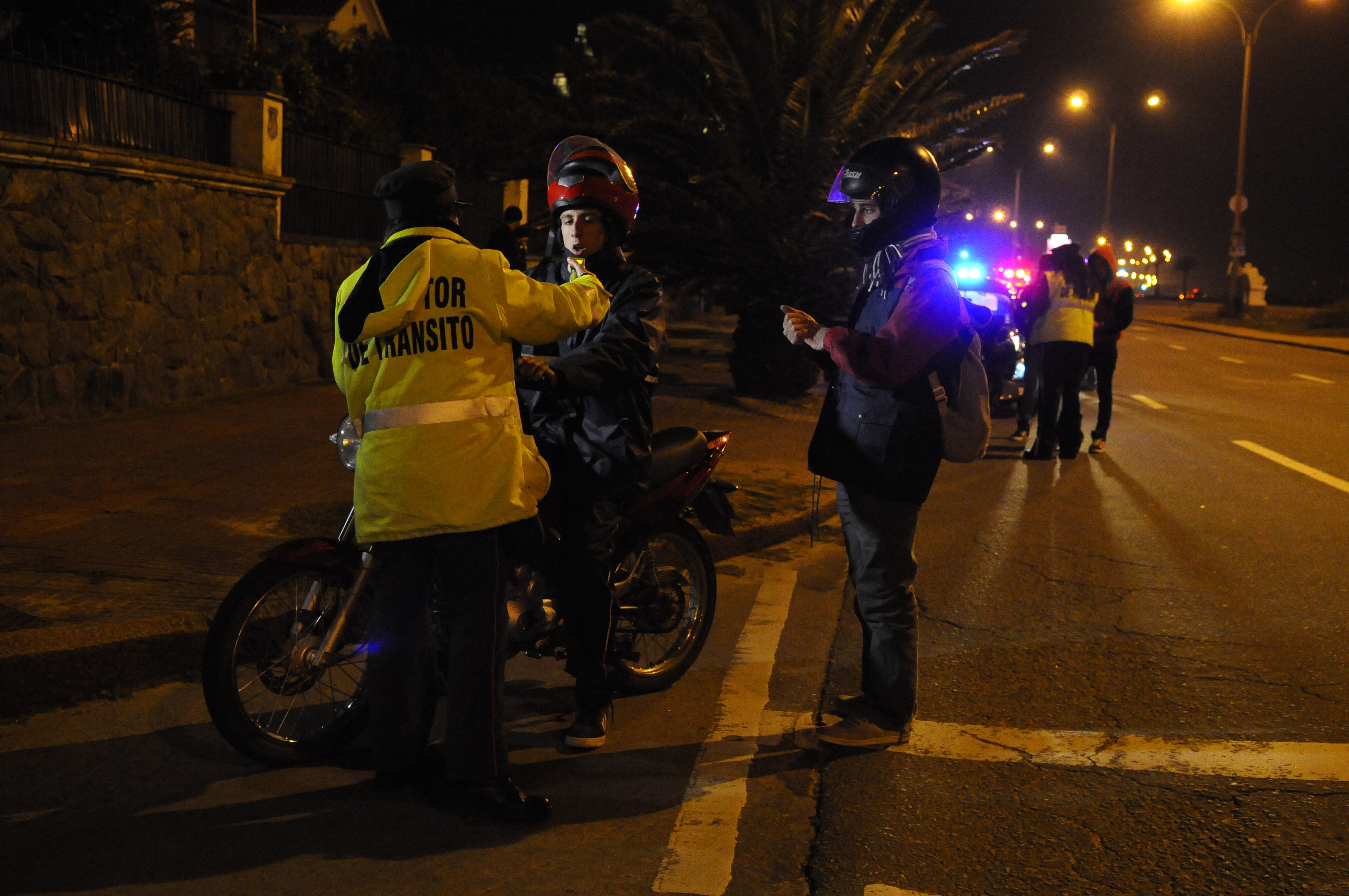 Escena nocturna en Montevideo con presencia policial y autos, reflejando un evento clandestino de picadas. Foto: El Observador