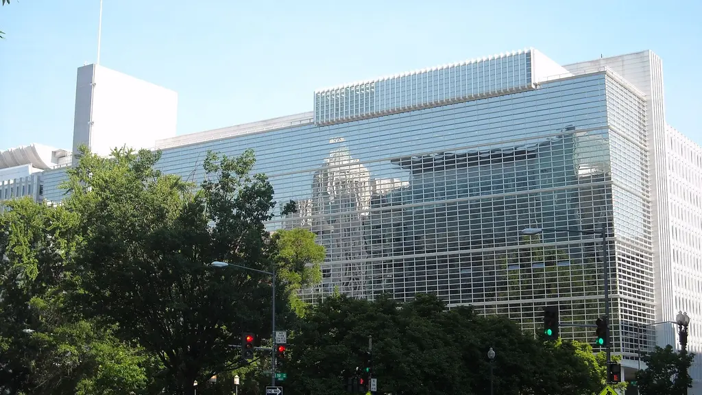 Fachada de vidrio de la sede del Banco Mundial en Washington, rodeada de árboles. Foto: AgnosticPreachersKid / Wikimedia Commons (CC BY-SA 3.0) (archivo)