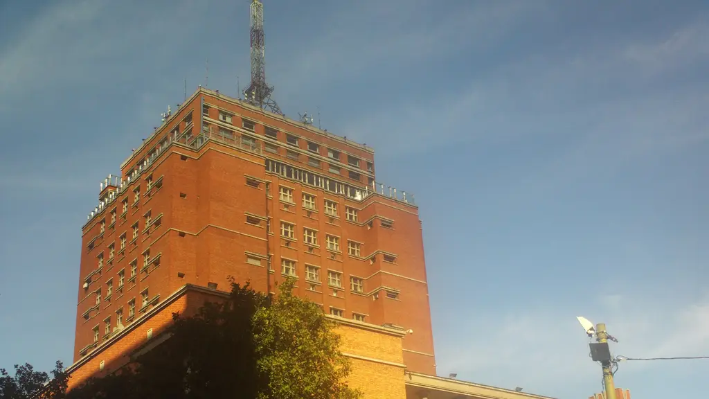 La torre de ladrillo del Palacio Municipal, sede de la Intendencia de Montevideo, bajo el cielo de la tarde. Foto: Ypsilon from Finland / Wikimedia Commons (CC0) (archivo)