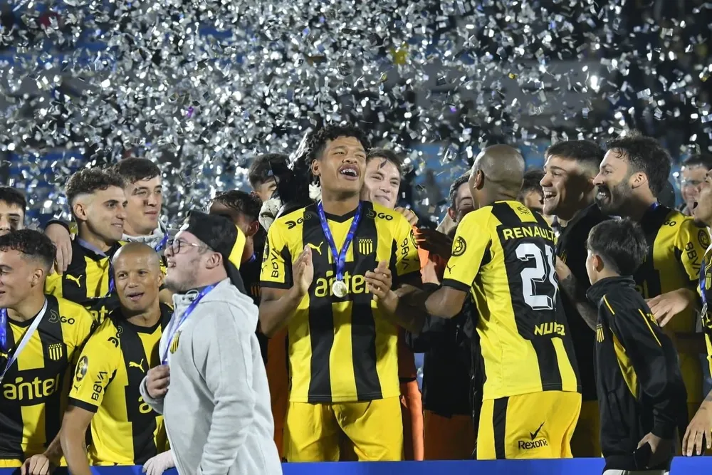Bruno Betancor en celebraciones con Peñarol.