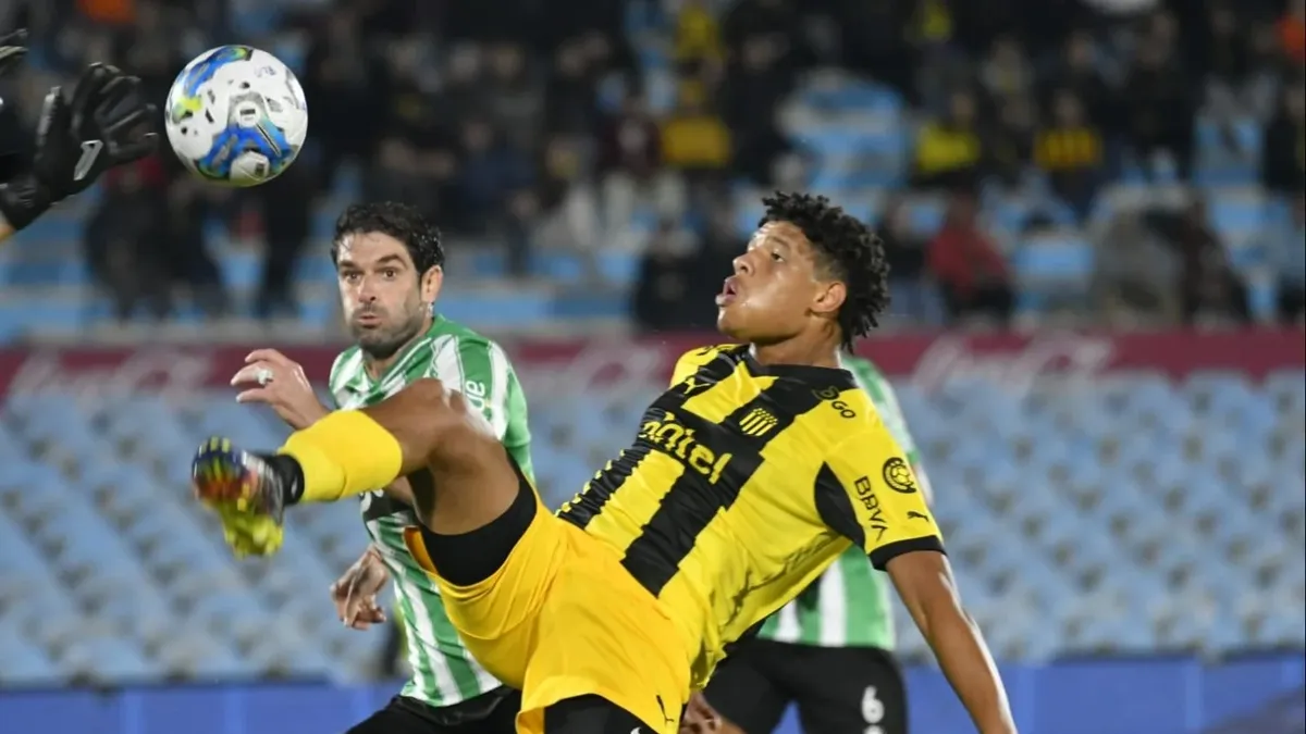 Bruno Betancor con la camiseta de Peñarol durante su etapa en el club.