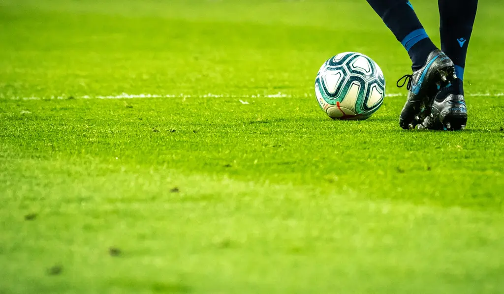 Cancha de fútbol con público en las gradas. Foto: Unsplash