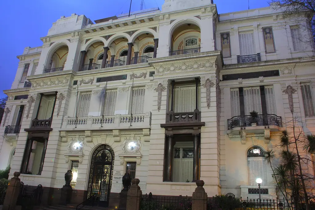 Fachada del Palacio Piria, sede de la Suprema Corte de Justicia en Montevideo, al anochecer. Foto: Gonzalo Alba / Wikimedia Commons (CC BY-SA 3.0) (archivo)