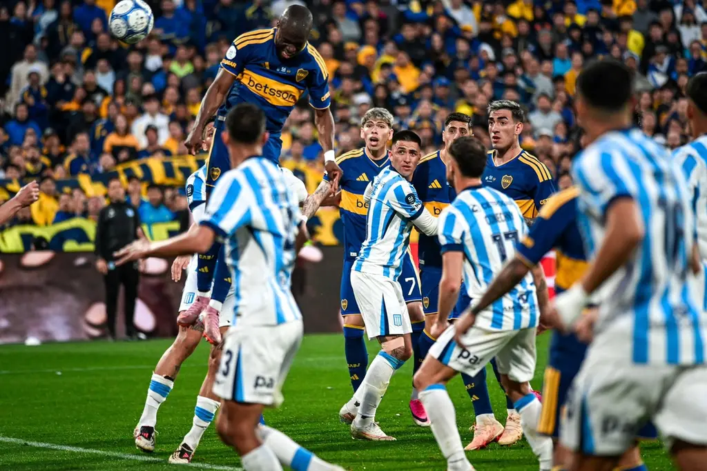 Cabezazo de Boca ante Racing en los cuartos de la Copa Argentina. Foto: Copa Argentina
