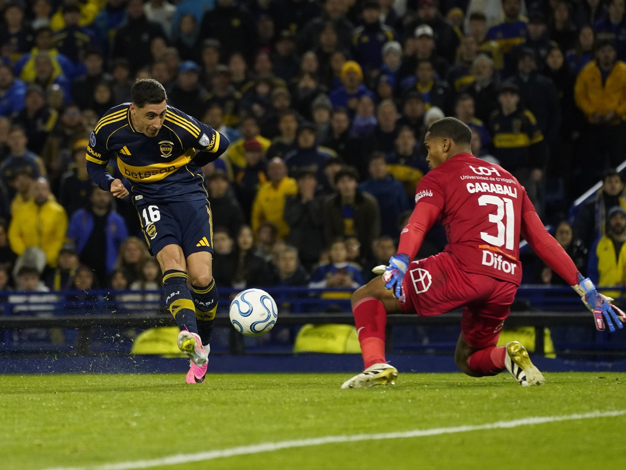 Partido de fútbol entre Boca Juniors y O'Higgins en la Bombonera. Foto: Clarín