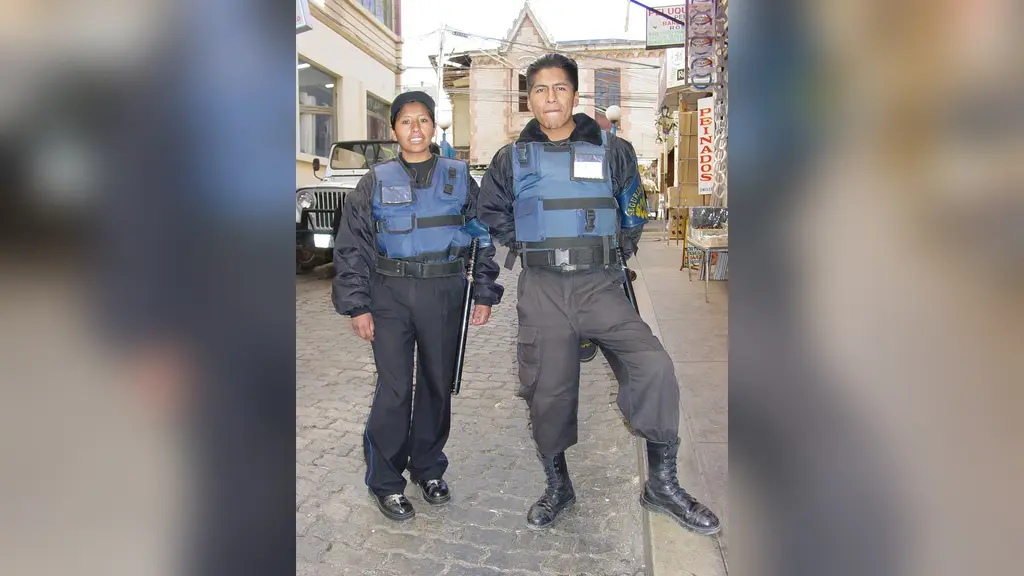 Dos agentes de la Policía boliviana con chalecos antibalas en una calle de La Paz. Foto: Adam Jones / Wikimedia Commons (CC BY-SA 2.0) (archivo)