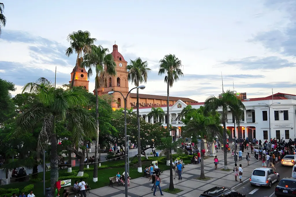 Plaza 24 de Septiembre y la catedral de Santa Cruz de la Sierra, Bolivia, ciudad donde se encuentra el penal de Palmasola. Foto: Parallelepiped09 / Wikimedia Commons (CC BY-SA 4.0) (archivo)