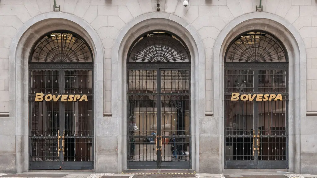 Fachada de la antigua sede de la Bovespa en el centro de San Pablo, con tres arcos y portones de hierro con el nombre de la bolsa. Foto: Wilfredor / Wikimedia Commons (CC BY-SA 4.0) (archivo)